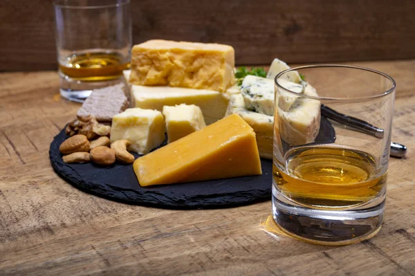Bebidas Británicas Maridaje Alimentos Vasos Whisky Escocés Colección Quesos Stilton — Foto de Stock