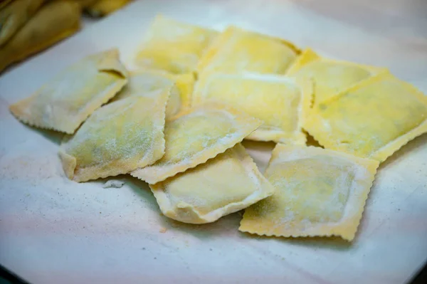 Comida Italiana Pastas Rellenas Caseras Frescas Tortelli Raviolis Listos Para —  Fotos de Stock