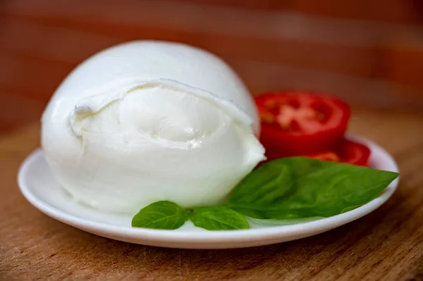 Bílá Kulička Italského Měkkého Sýra Mozzarella Bufala Campana Podávaná Čerstvou — Stock fotografie