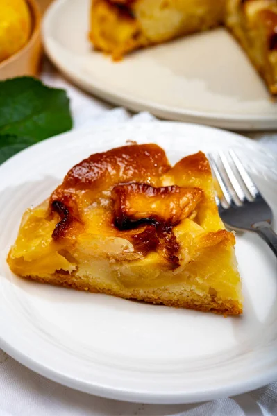自制的烤苹果蛋糕与杏仁 弗兰吉帕尼奶油紧密相连 — 图库照片
