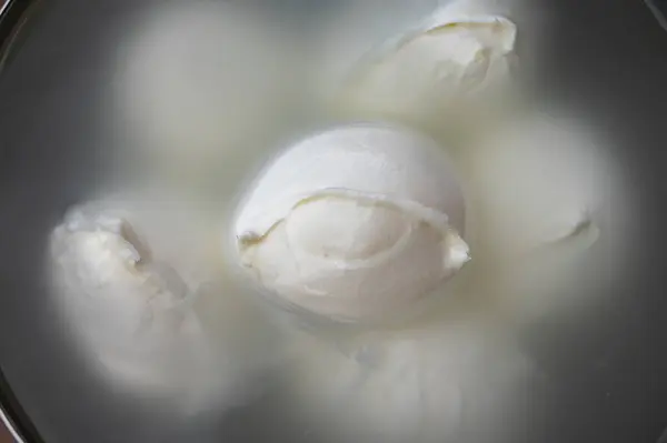 Multe Bile Albe Brânză Moale Italiană Mozzarella Bufala Campana Ferma — Fotografie, imagine de stoc