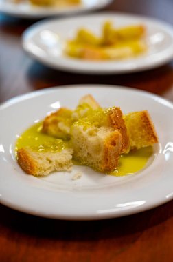 Tuscany, İtalya 'da organik çiftlikte ekmekle İtalyan ekstra bakire zeytinyağı tatmak.