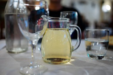 İtalyan beyaz sarayı şarabı sürahide servis ediliyor. Akşam yemeğinde iki bardak. Yakın çekim.