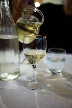 İtalyan beyaz sarayı şarabı sürahide servis ediliyor. Akşam yemeğinde iki bardak. Yakın çekim.