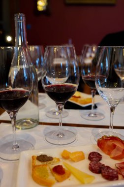 Eski şehir Montepulciano, Tuscany, İtalya 'da şarap tatma turu