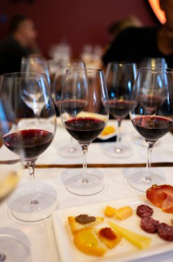 Eski şehir Montepulciano, Tuscany, İtalya 'da şarap tatma turu