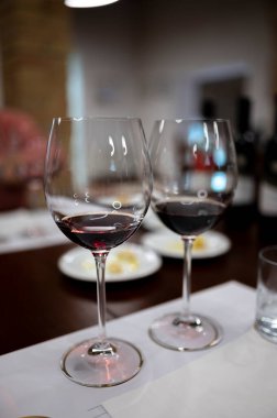 Kırmızı Brunello di Montalcino şarabı ve Montalcino Toskana, İtalya yakınlarındaki kantinde zeytinyağı tatma turu.