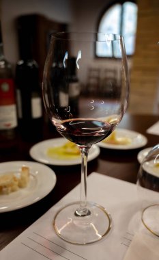 Kırmızı Brunello di Montalcino şarabı ve Montalcino Toskana, İtalya yakınlarındaki kantinde zeytinyağı tatma turu.