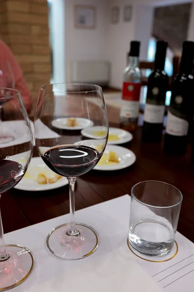 Κόκκινο Brunello Montalcino Κρασί Και Γευσιγνωσία Ελαιολάδου Περιοδεία Στην Καντίνα — Φωτογραφία Αρχείου