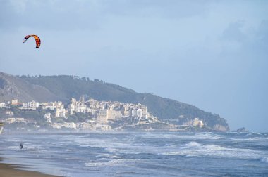 İtalya 'nın Lazio kentinde Sperlonga ve Terracina adlı iki turistik kent arasındaki Tyrrhenian denizinin soğuk kış sularında su sporu, panoramik manzara