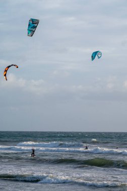 İtalya 'nın Lazio kentinde Sperlonga ve Terracina adlı iki turistik kent arasındaki Tyrrhenian denizinin soğuk kış sularında su sporu, panoramik manzara