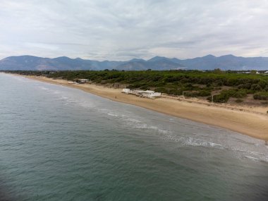 Sonbaharda İtalya 'nın Lazio kentinde Sperlonga ve Terracina kentleri arasında kumlu sahil manzarası ve Tyrhenian denizinin kıyı şeridi