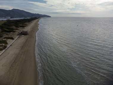 Sonbaharda İtalya 'nın Lazio kentinde Sperlonga ve Terracina kentleri arasında kumlu sahil manzarası ve Tyrhenian denizinin kıyı şeridi