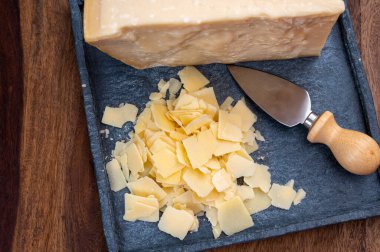 Parmesan peyniri taneleri, Reggio Emilia bölgesinden İtalyan sert parmegiano-reggiano peyniri.