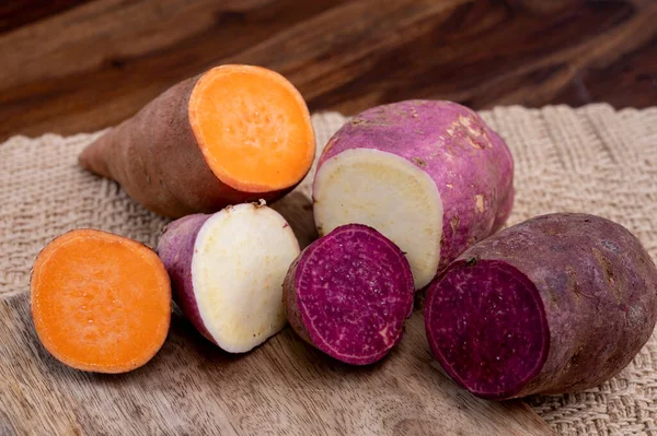 Verduras Raiz Coloridas Rosa Roxo Laranja Potatos Doces Orgânicos Perto — Fotografia de Stock