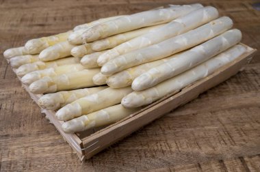 Yeni yetişmiş yüksek kaliteli kuşkonmaz hasadı pişmeye hazır.