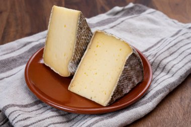 Alplerden Fransız dağ peyniri, Tomme de Savoie, yakın plan.