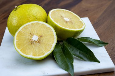 Taze taze bergamot narenciye aromaterapi, parfüm terapisi ve Earl-Grey çayı için kullanılır.