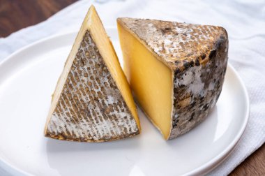 Alplerden Fransız dağ peyniri, Tomme de Savoie, yakın plan.