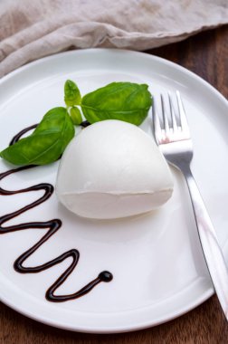 Modena 'dan taze İtalyan peynirli mozzarella di bufalo ve balzamik sirke.