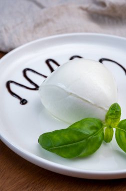 Modena 'dan taze İtalyan peynirli mozzarella di bufalo ve balzamik sirke.