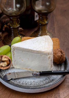 Delice de Bourgogne Fransız inek sütü peyniri Burgundy bölgesinden üzüm, şarap ve cevizlerle servis edilir.