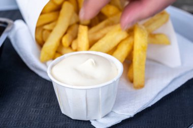 Sokak yemeği yemek ya da taze fırınlanmış patates cipsini kağıt külahta götürmek.