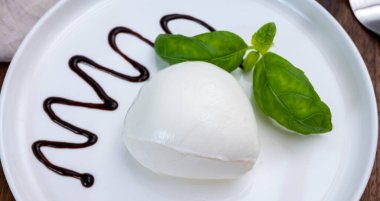 Modena 'dan taze İtalyan peynirli mozzarella di bufalo ve balzamik sirke.