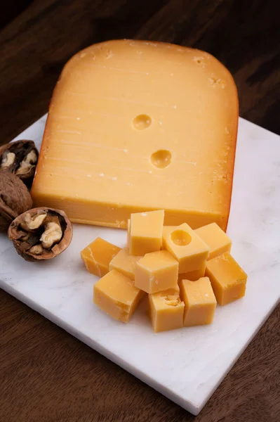 Hollanda Sert Inek Sütü Gouda Dan Eski Sarı Peynir — Stok fotoğraf