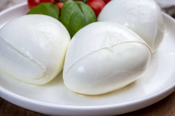 Tasing Von Italienischem Frischkäse Mozzarella Buffalo Aus Nächster Nähe — Stockfoto