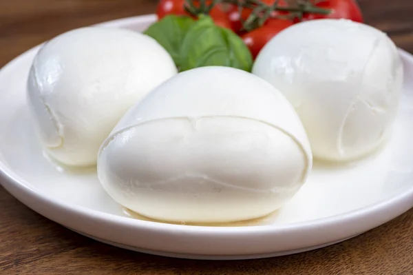 Tasing Von Italienischem Frischkäse Mozzarella Buffalo Aus Nächster Nähe — Stockfoto