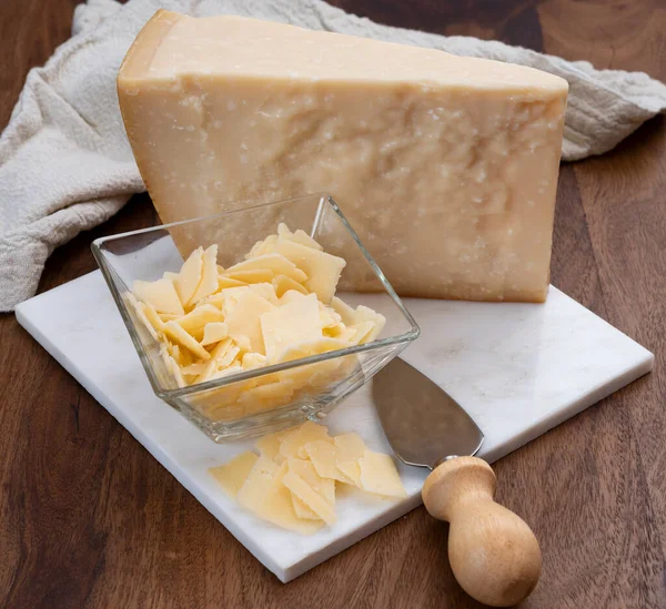 Flakes Parmesan Cheese Italian Hard Parmigiano Reggiano Cheese Reggio Emilia — Stock fotografie