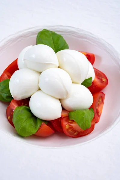 Włoskie Jedzenie Smaczna Sałatka Caprese Czerwonymi Pomidorami Wiśniowymi Biały Ser — Zdjęcie stockowe