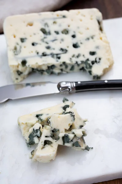 Geschmack Des Französischen Käsekönigs Schafsmilch Blauschimmelkäse Roquefort Aus Südfrankreich Nahaufnahme — Stockfoto