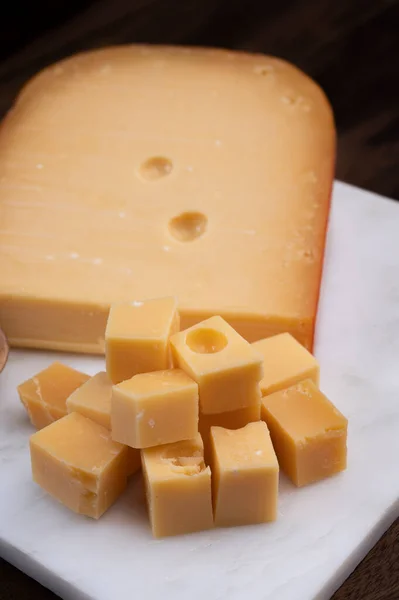 オランダのハード牛牛乳グダの古い黄色のチーズ — ストック写真