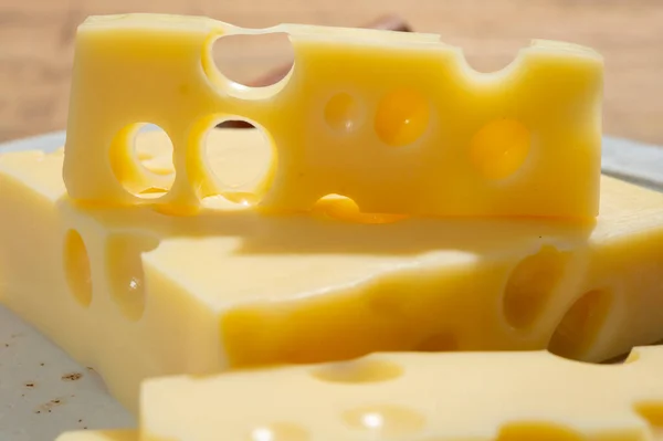 Colección Quesos Bloques Queso Emmental Francés Con Muchos Agujeros Redondos — Foto de Stock