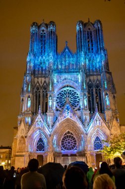 Eski Fransız şehri Reims, Fransa 'nın merkezindeki Gotik Katolik katedrali Notre-Dame Kilisesi' ne bakın.