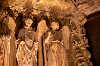 Eski Fransız şehri Reims, Fransa 'nın merkezindeki Gotik Roma Katolik katedrali Notre-Dame' ın güneşli bir günde detaylı görüntüsüne bakın.