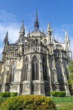 Eski Fransız kenti Reims 'in orta kesimindeki Gotik Roma Katolik katedrali Notre-Dame Kilisesi' ne arkadan bak. Güneşli bir günde Fransa 'da.