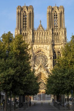 Eski Fransız şehri Reims, Fransa 'nın merkezindeki Gotik Katolik katedrali Notre-Dame' a bakın.
