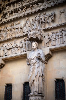Eski Fransız şehri Reims, Fransa 'nın merkezindeki Gotik Roma Katolik katedrali Notre-Dame' ın güneşli bir günde detaylı görüntüsüne bakın.