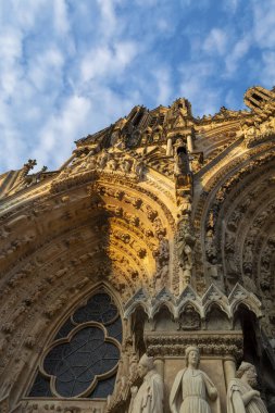 Eski Fransız şehri Reims, Fransa 'nın merkezindeki Gotik Roma Katolik katedrali Notre-Dame' ın güneşli bir günde detaylı görüntüsüne bakın.