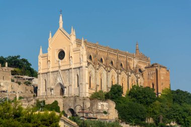 Gaeta 'nın eski kesiminde sabah yürüyüşü, antik İtalyan kenti Latina' da Tyrhenian denizinde