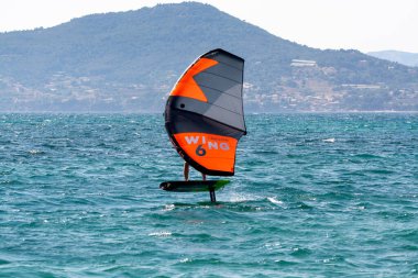 2021 yılı. Extreem su sporları - kanat folyo, uçurtma sörfü, rüzgar sörfü, Güney Fransa, Toulon yakınlarındaki Almanarre sahilinde rüzgarlı bir gün.
