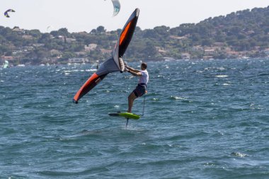 2021 yılı. Extreem su sporları - kanat folyo, uçurtma sörfü, rüzgar sörfü, Güney Fransa, Toulon yakınlarındaki Almanarre sahilinde rüzgarlı bir gün.