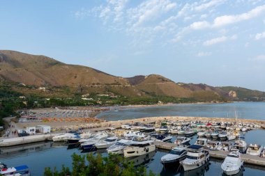 Sperlonga 'nın eski kısımlarına bakın, antik İtalyan şehri Latina' nın Trrhenian Denizi üzerinde, turistler gün doğumunda tatil beldesine gidiyorlar.