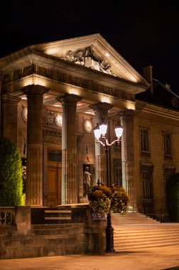 Geceleyin Reims 'in eski merkez caddeleri, Fransa, Champagne