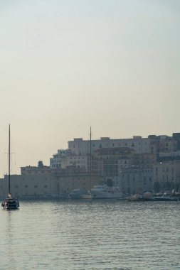 Gaeta 'nın eski kesiminde sabah yürüyüşü, antik İtalyan kenti Latina' da Tyrhenian denizinde