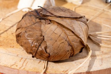 Provence 'ın tadı, eski küçük keçi peyniri kestane yapraklarına sarılmış ve Fransa, rafya ile bağlanmış