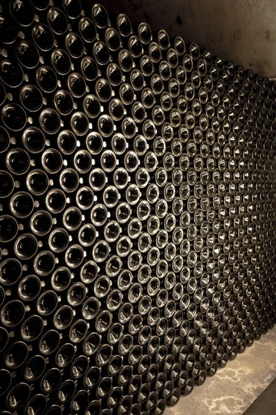 在法国香槟里姆斯 用香槟酒和黑葡萄酒酿造香槟酒 在深不可测的地下洞穴里的架子上装瓶 — 图库照片